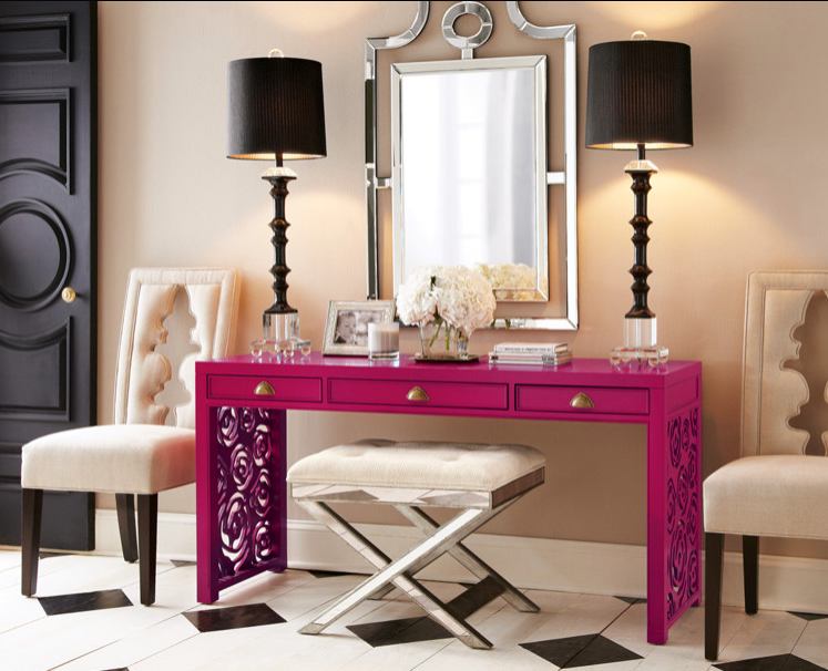 Розовый туалетный столик с зеркалом для спальни