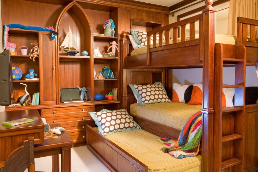 Деревянные кровати в комнате девочек
