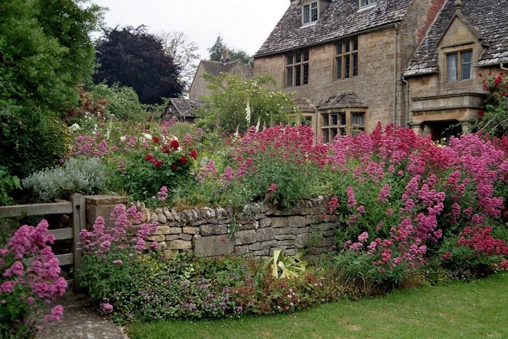 Каменная стенка в саду английского стиля