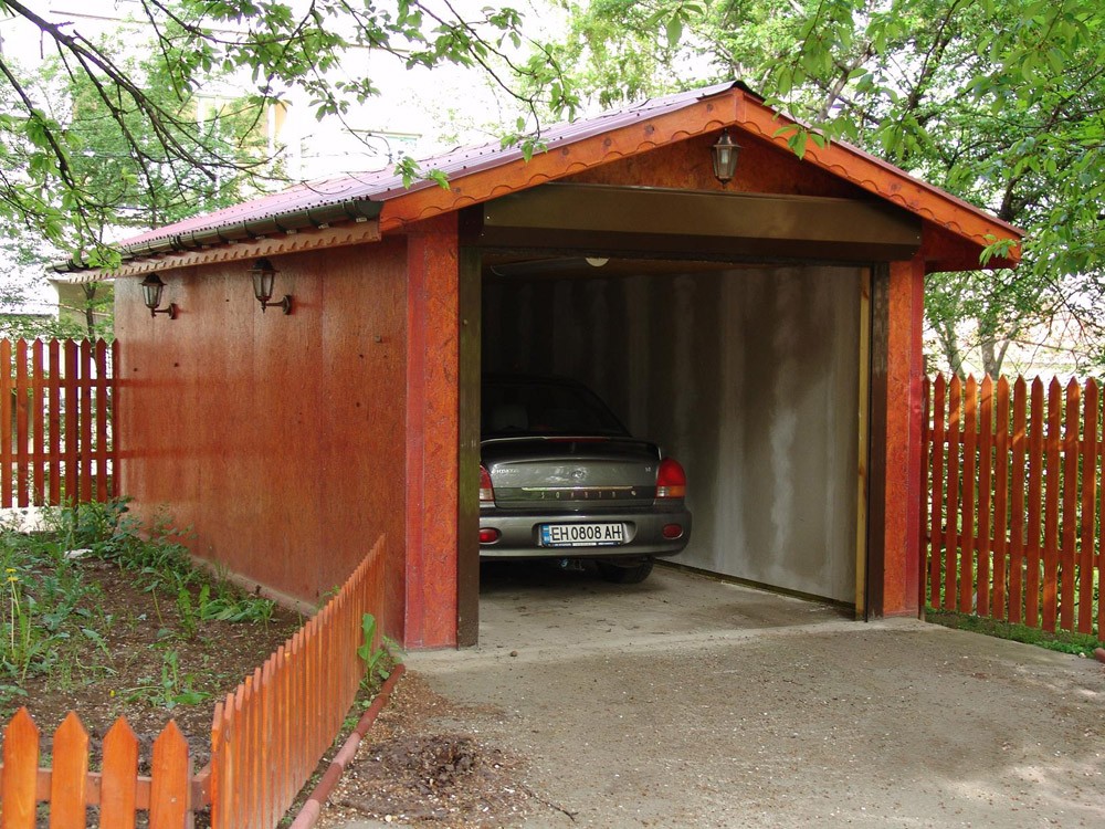 Компактный гараж на дачном участке