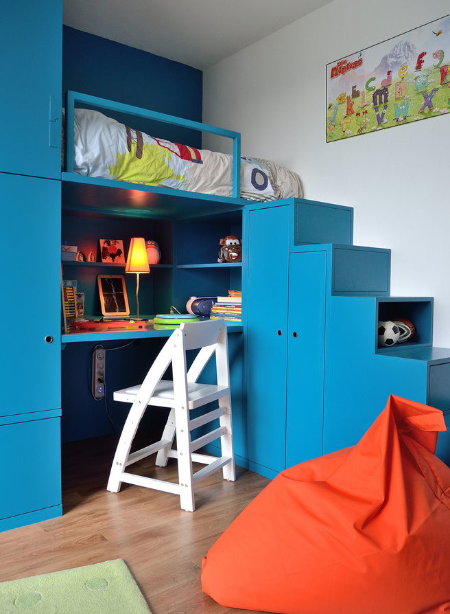 Синяя мебель для мальчика школьного возраста