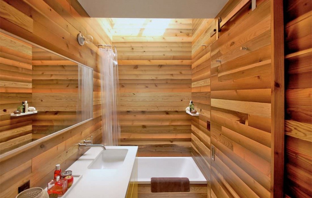 Отделка деревянными панелями стен ванной комнаты