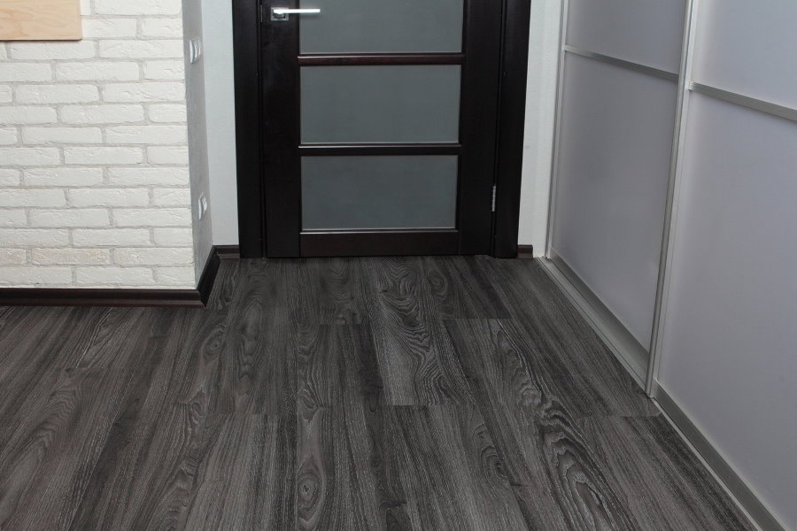 Серый ламинат в коридоре со шкафом-купе