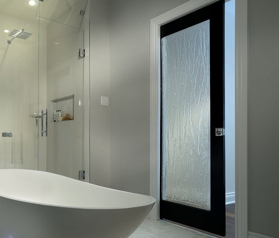 Рифленая поверхность стеклянной двери в ванной комнате