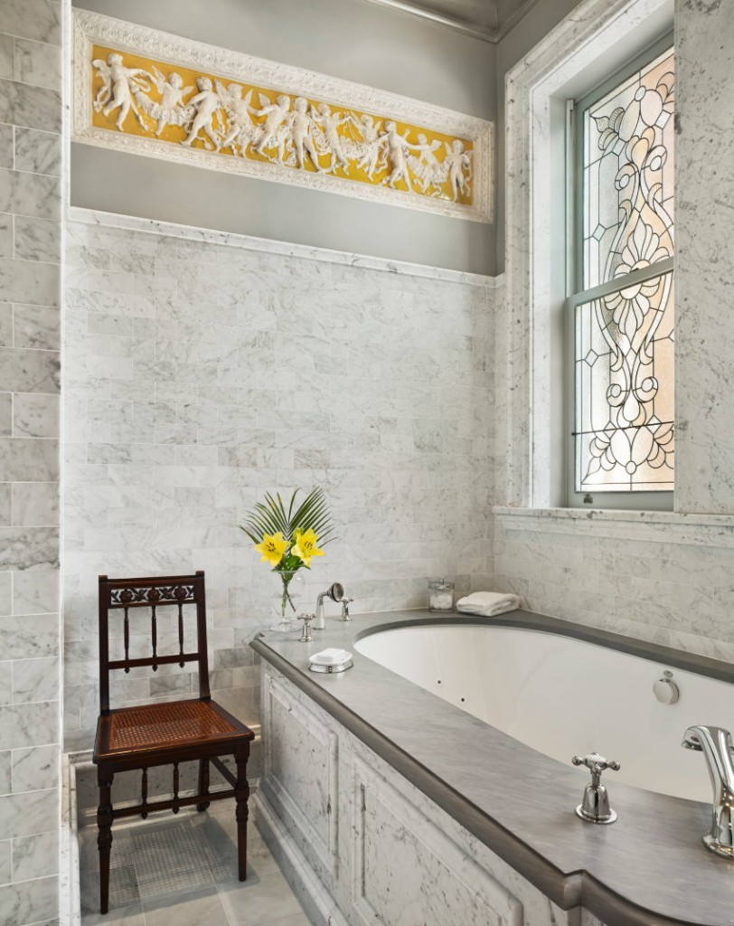 Декор ванной с окном в стиле классика
