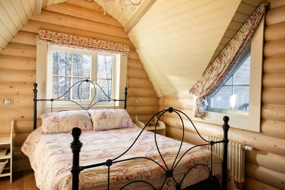 Кованная кровать в небольшой спальне