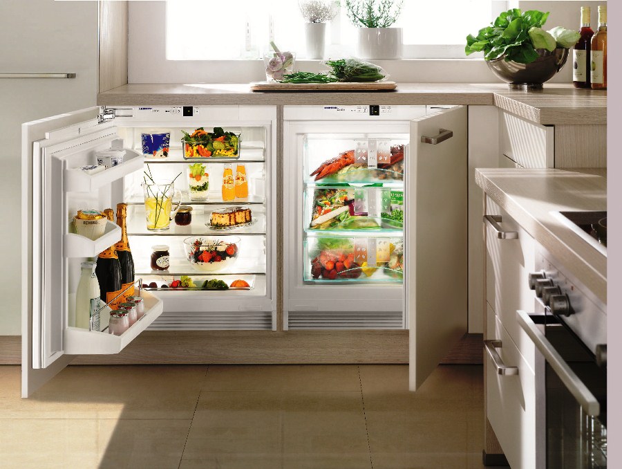 Встроенный холодильник под окном кухни