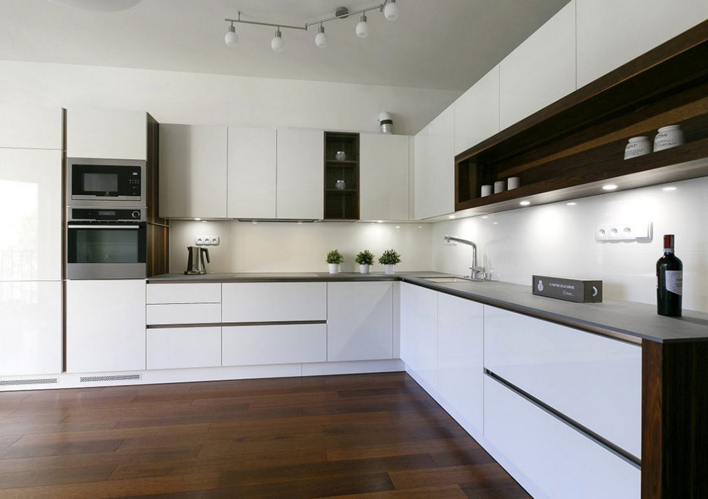 Белый встроенный гарнитур в кухне современного стиля
