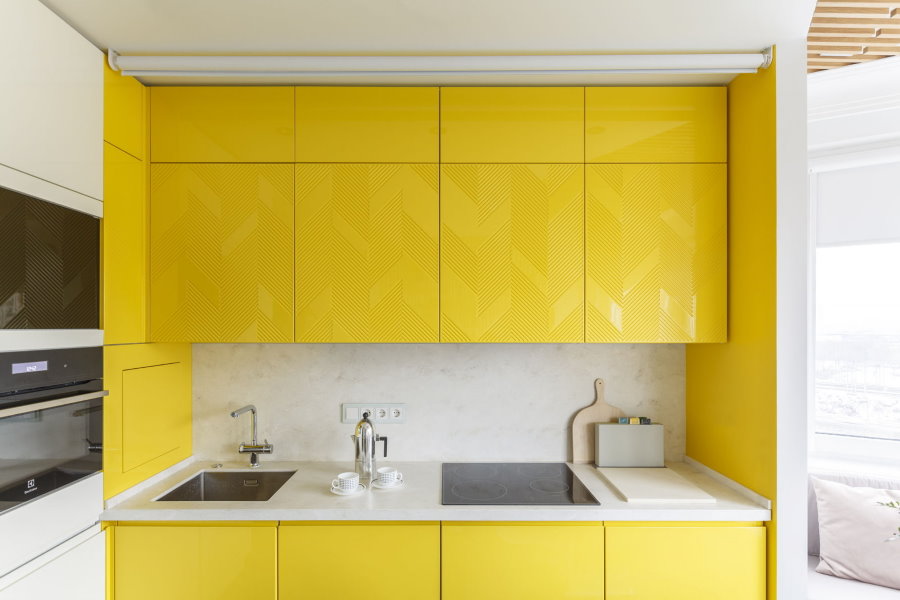 Небольшая встроенная кухня с желтыми дверцами