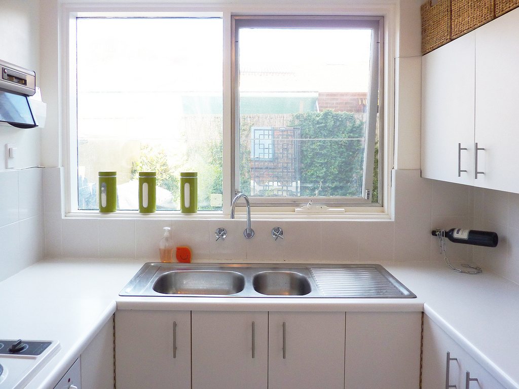 Кухонный гарнитур для кухни с окном