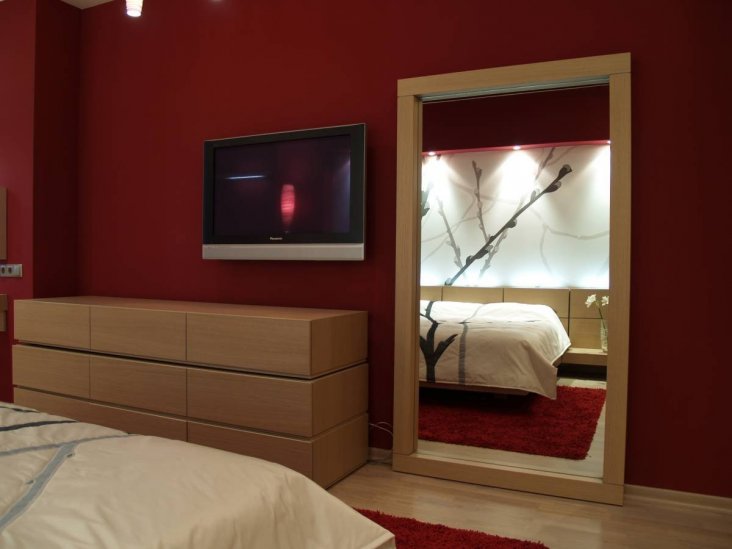 Телевизор на стене в спальне варианты оформления фото интерьера