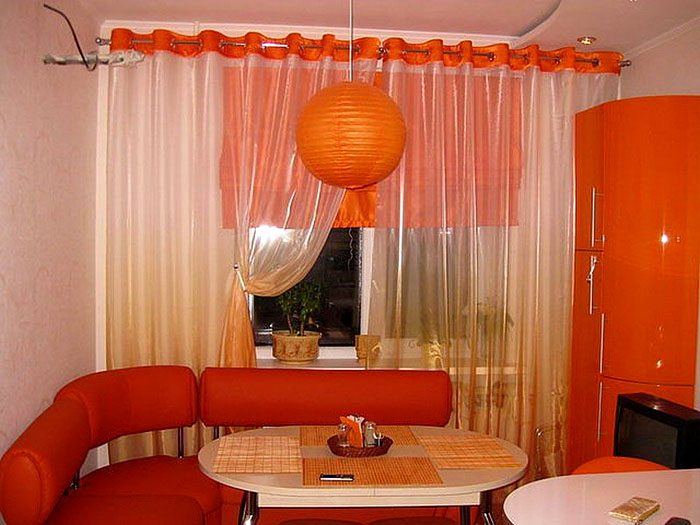 Оранжевый цвет в дизайне кухни может иметь различный тон. Это касается и штор
