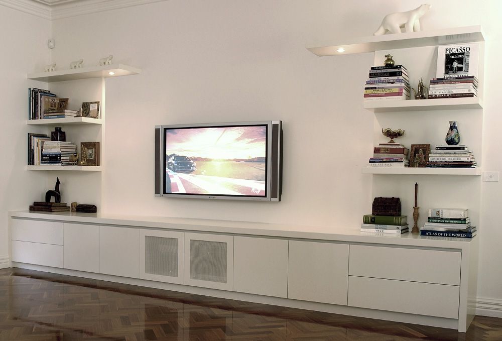Телевизор на стене с полками фото
