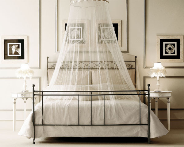 Чёрная металлическая кровать в интерьере спальни