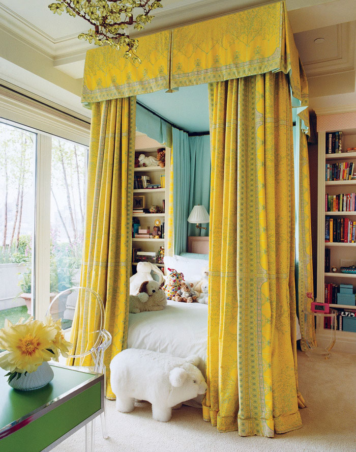 Жёлтый балдахин с голубым рисунком в интерьере спальни