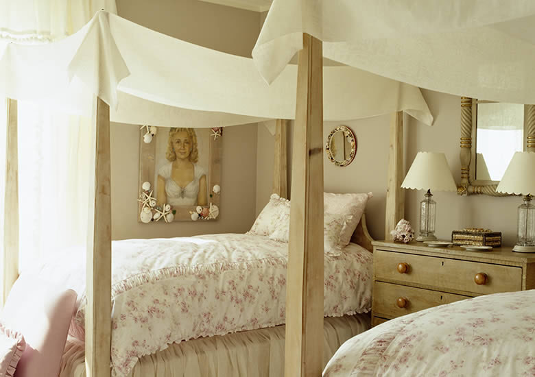 Бело-розовый дизайн спальни