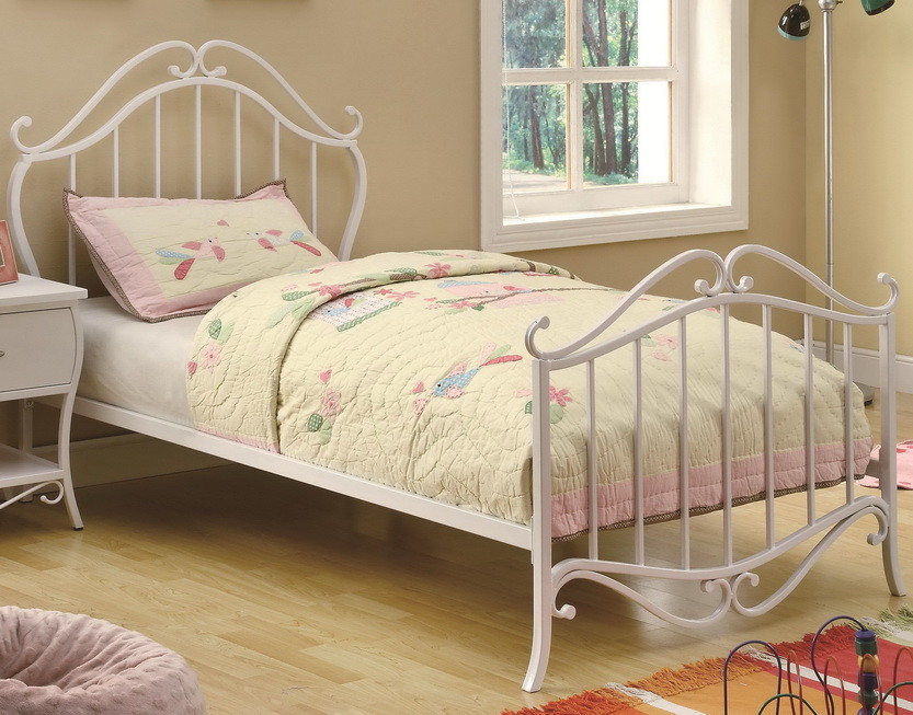 Металлическая кровать в белом цвете