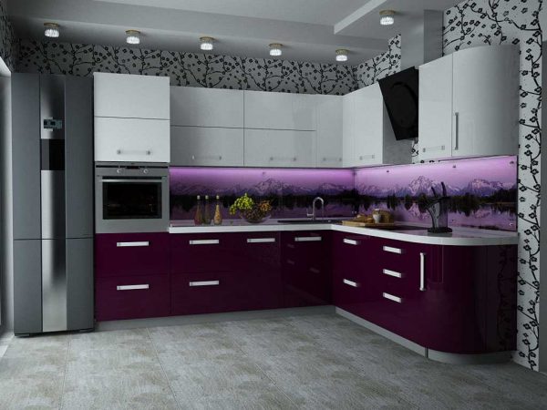 Бело-фиолетовая кухня с узорами на стенах