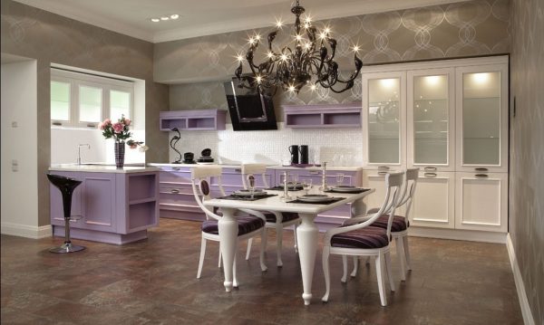 Классический интерьер кухни в бело-фиолетовых цветах