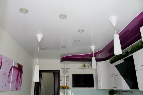 Двухцветный фиолетово-белый потолок на кухне