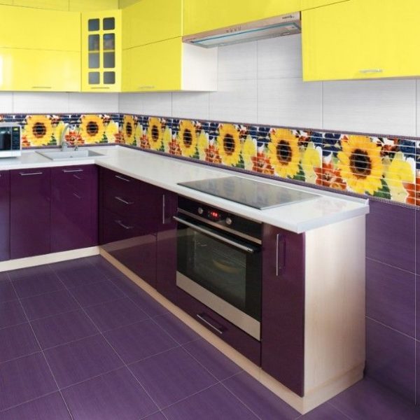 Фиолетовая керамическая плитка на кухне с ярким фартуком