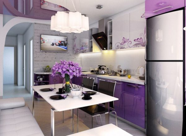 Ваза с цветами на небольшой кухне с фиолетовым гарнитуром