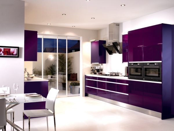 Фиолетовый гарнитур в кухне-столовой с белым потолком и полом