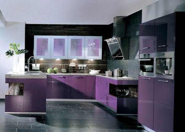 Тёмно-серый пол на кухне с пурпурным гарнитуром