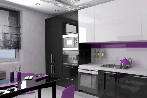 Чёрно-белая мебель на кухне с фиолетовым декором