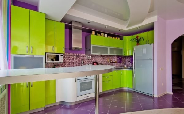 Сочетание зелёного гарнитура и фиолетовых стен на кухне с белым потолком