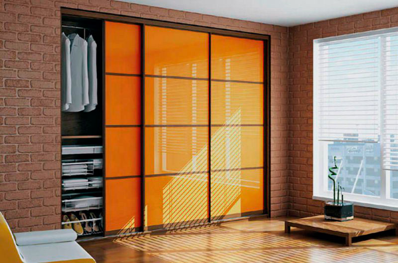 Шкаф купе для одежды со стеклянными цветными фасадами