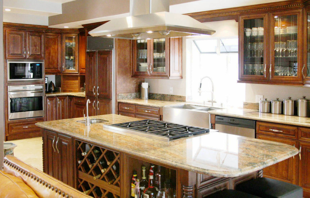 Фото кухонного острова со столешницей из гранита в классическом интерьере кухни