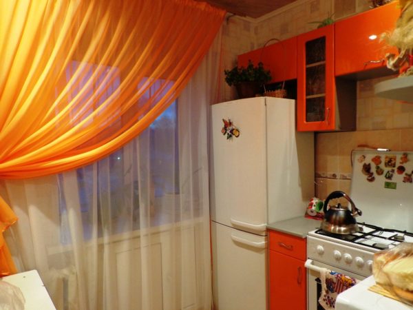 Выбор цвета штор на кухню