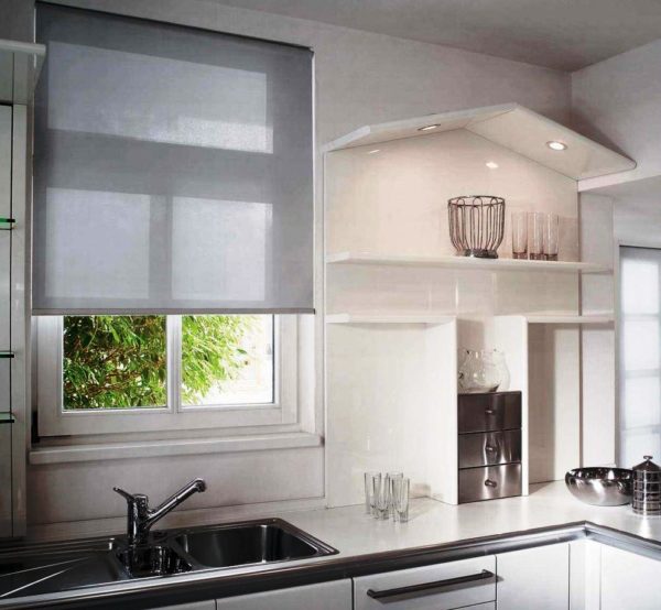 Рулонные шторы на кухне в современном стиле