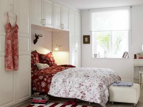 Небольшие спальни оформляем мебелью светлых оттенков