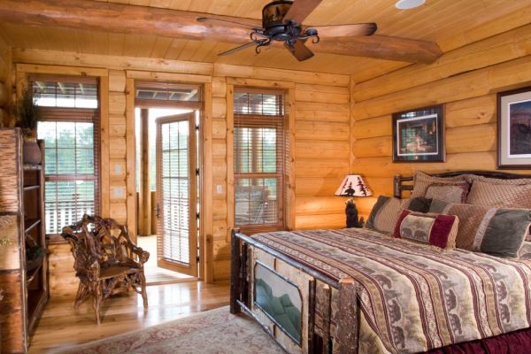 Спальню целесообразно расположить на верхнем этаже деревянного особняка.