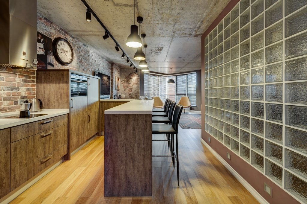Стены из стеклоблоков на кухне в стиле лофт