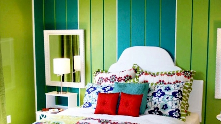 Сине-зеленые обои в спальне
