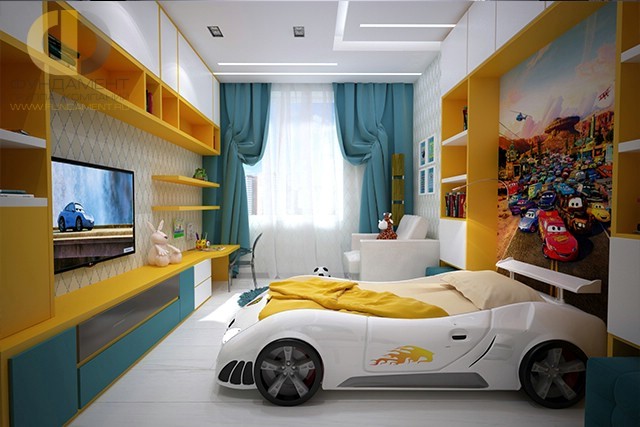 Детская комната для мальчика с гоночным авто
