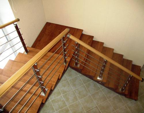 Лестница на второй этаж в дачном доме традиционно выполняется из древесины.