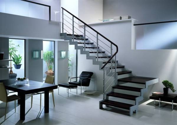Лестницы из металла стали традиционными для современных стилей оформления интерьера.