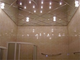 Mirrored ceiling in the bathroom