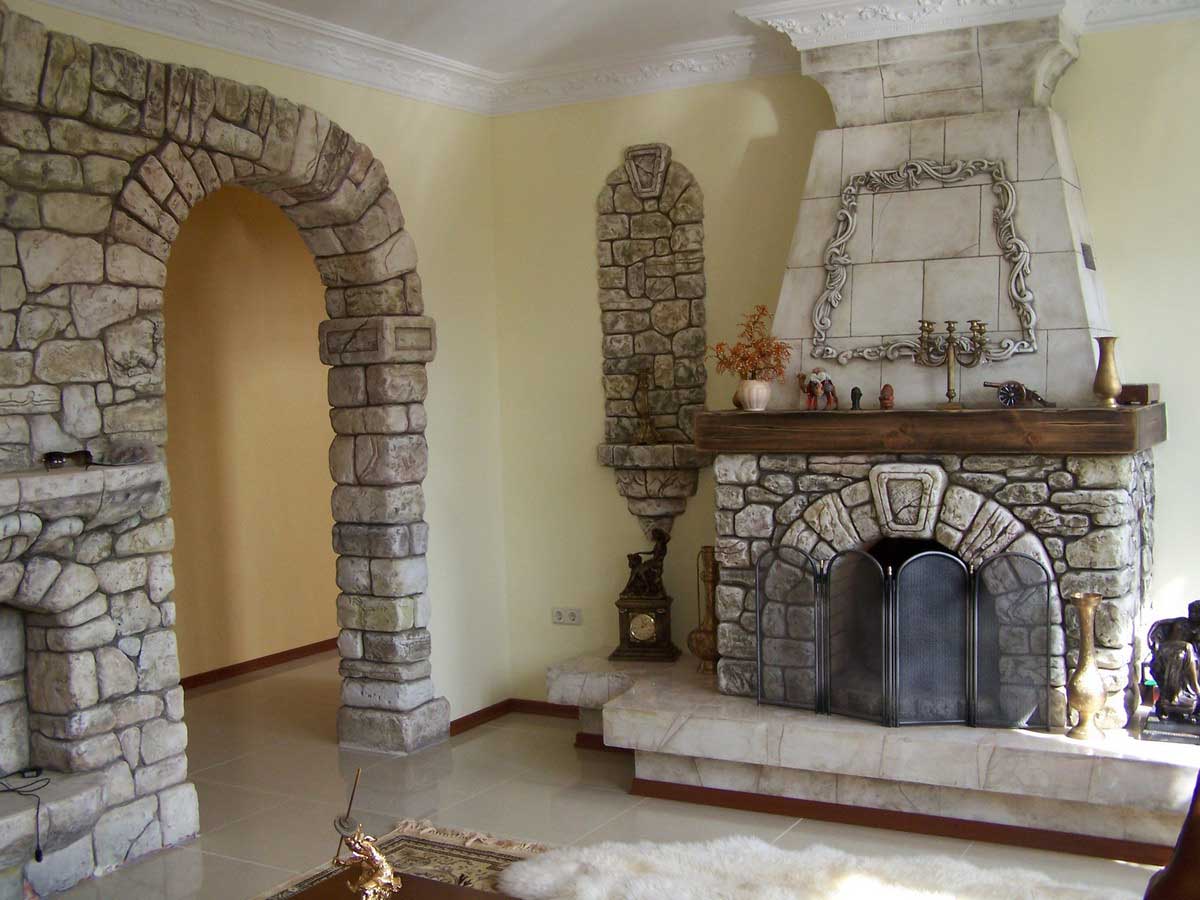 Декоративный камень достойно вписывается в дизайн любого помещения, в том числе и на кухню