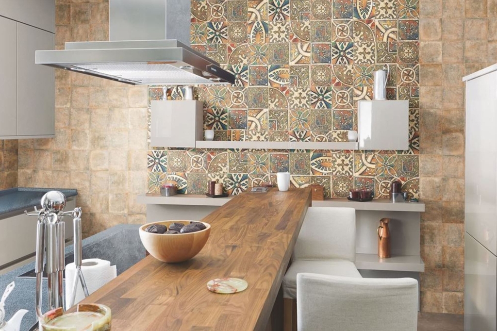 Керамической плиткой можно отделать не только фартук на кухне, но и целую стену