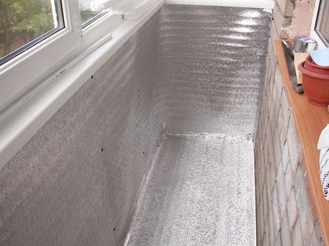 Сплошное покрытие стен фольгированным полиэтеленом создаст своеобразный "термос", эффективно удерживающий тепло в помещении лоджии