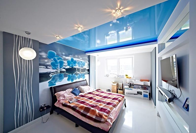 Синие натяжные потолки в спальне - фото