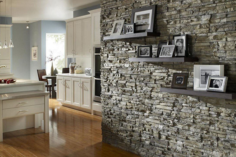 Стена из камня в интерьере кухни - фото
