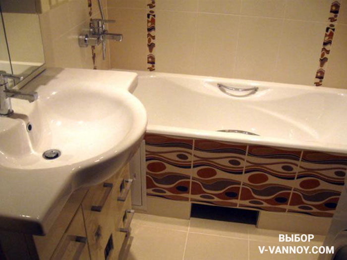 Используйте орнамент в декоре деликатно, не перегружая небольшое пространство ванной.