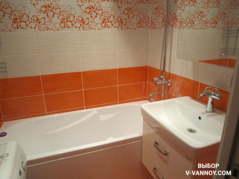 Яркую плитку в небольшой ванной следует дополнить нейтральным оттенком.