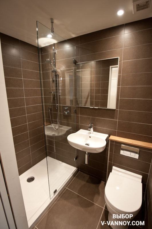При объединении ванной с туалетом достаточно часто сантехнику располагают под углом, либо используют угловые модели (унитазов, раковин).